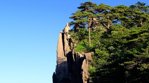 在鳌鱼峰看完日落 在光明顶酒店过夜 早上四点到练丹峰等日出 再沿飞来石一路下到西海 大峡谷谷底 坐网红小火车重新上山 接着鳌鱼峰 莲花峰 迎客松 索道下山 哔哩哔哩