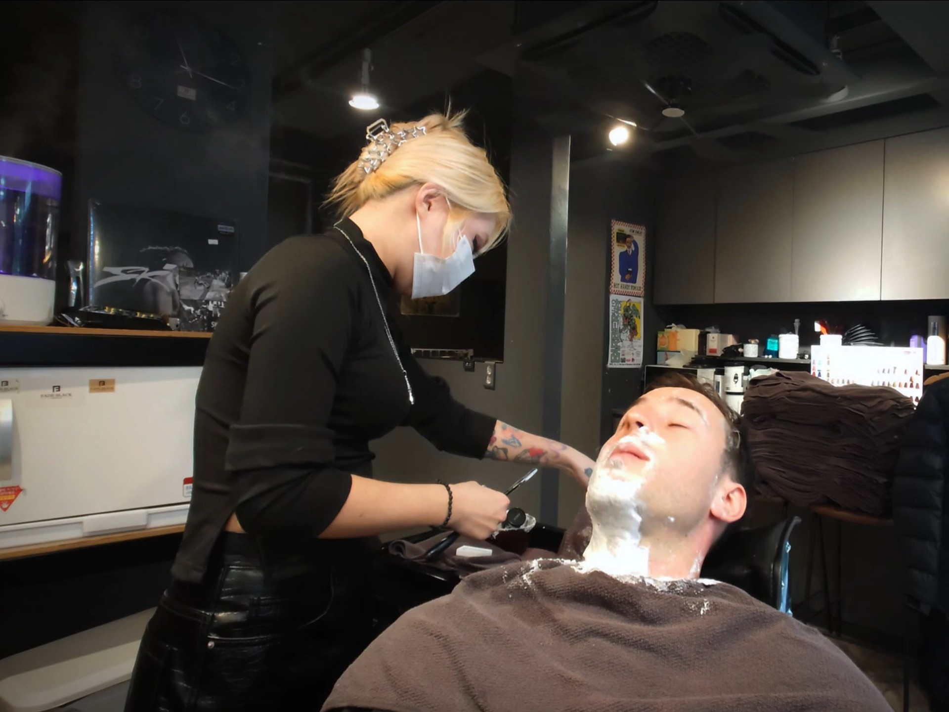 韩国美女发型师