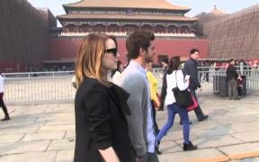 [图]Andrew Garfield & Emma Stone Visit Forbidden City in China on Bikes