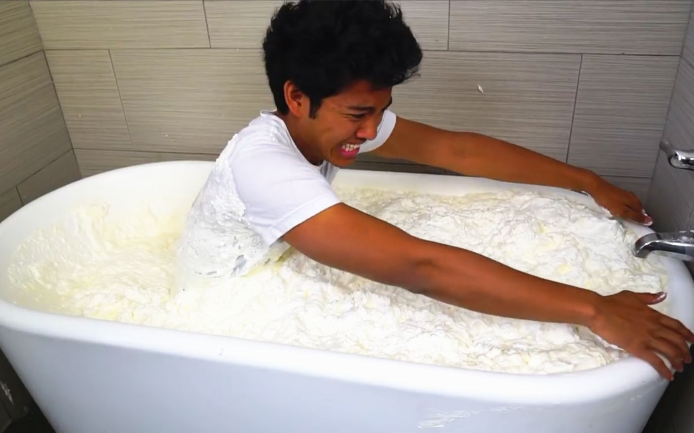 小哥在一浴缸奶油里面泡澡!还大吃了起来?网友:看来是泡累了!