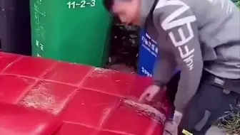 家里有这样的沙发、椅子的可以试试这个皮革修复贴只要是皮革的都可以修补好电动车坐垫也可以修复哦