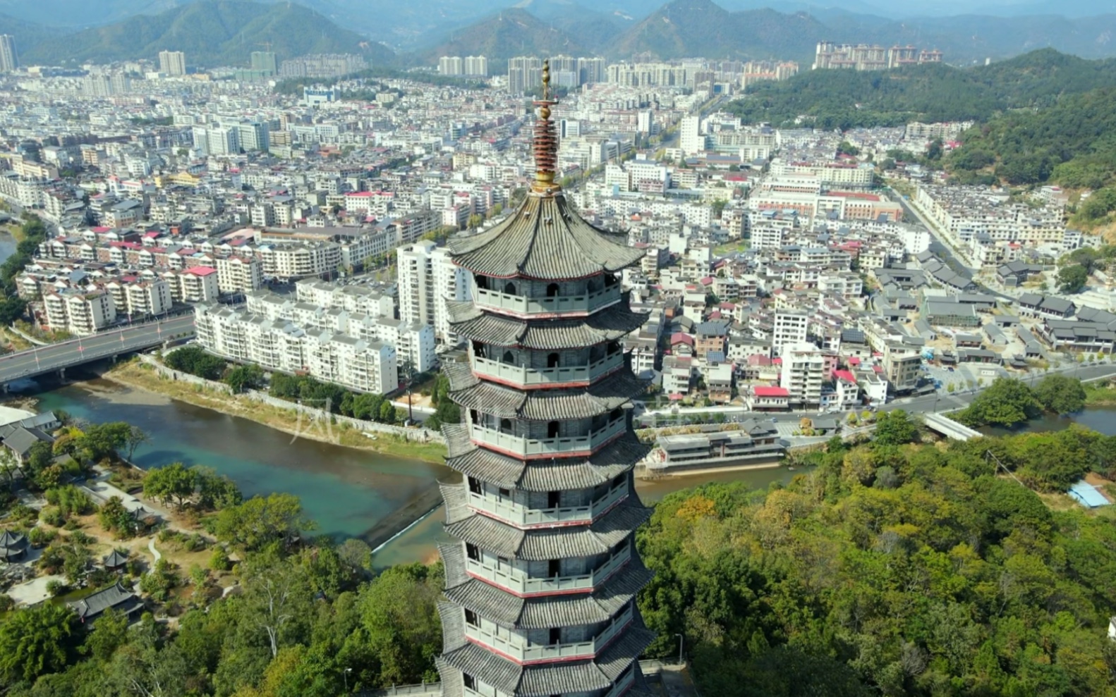 钨矿重镇大余经济在赣南排中位,那么这个城建可以排多少位呢?哔哩哔哩bilibili