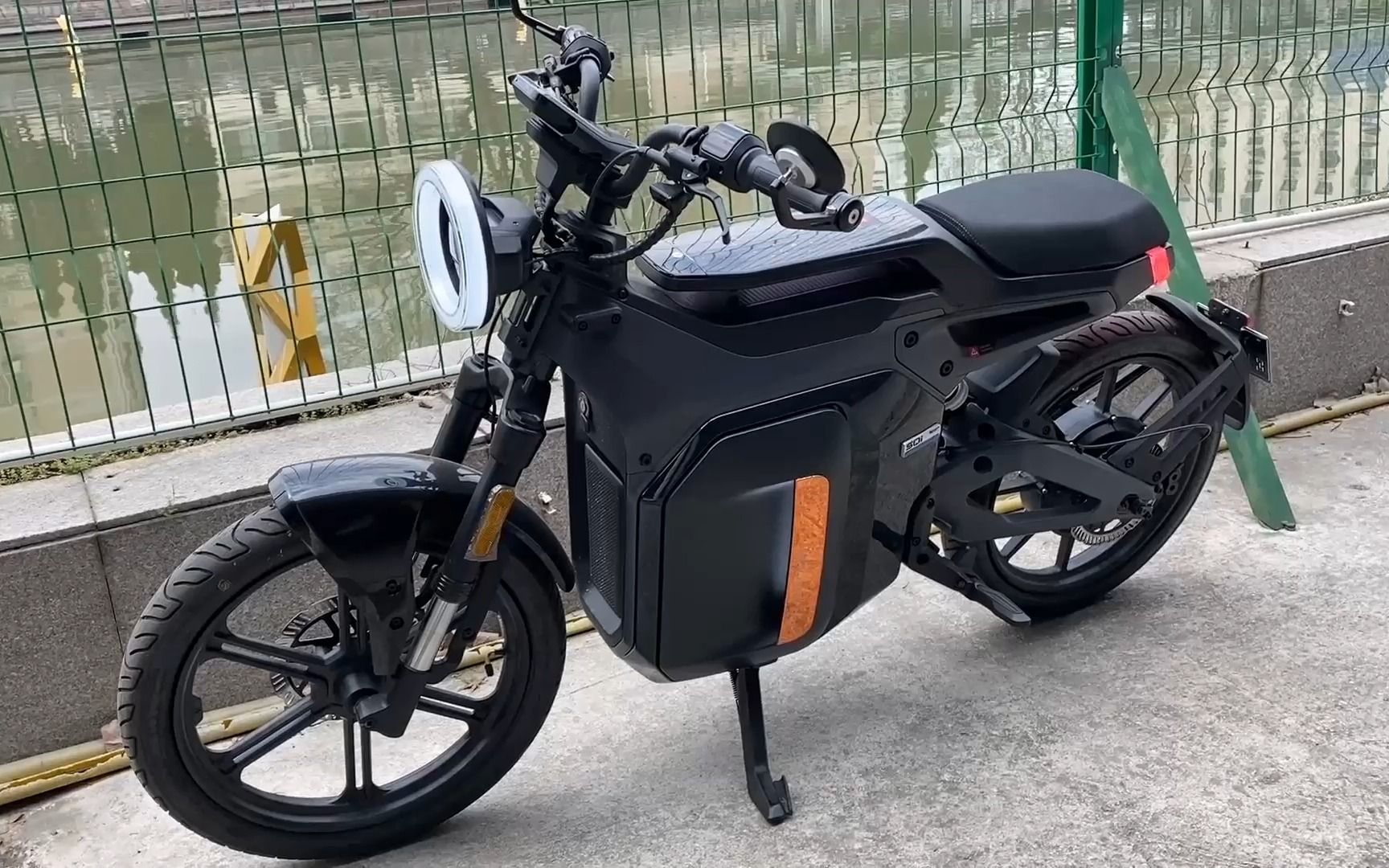 零距离把玩单手可提能放音乐科技感十足的小牛sqi