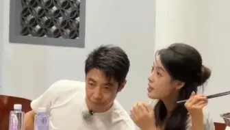 喜欢上一个人的眼神是藏不住的！陈丽君看撒贝宁的眼神太有爱了！李白都要吃醋 了