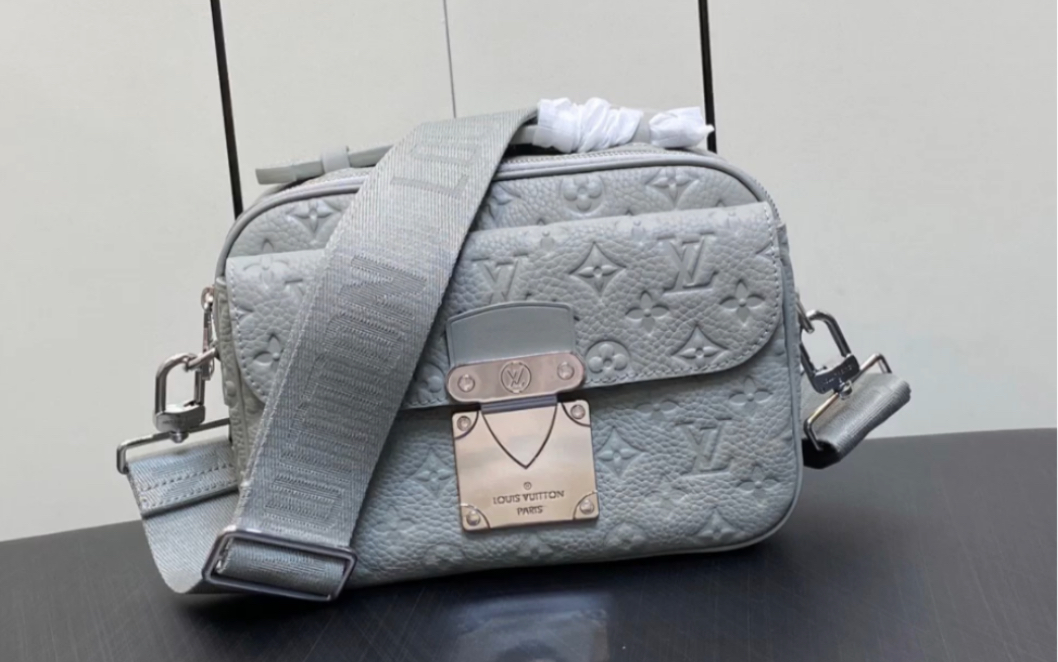 说一下高仿lv路易威登m23512灰色全皮压花 邮差包系列 本款 s lock