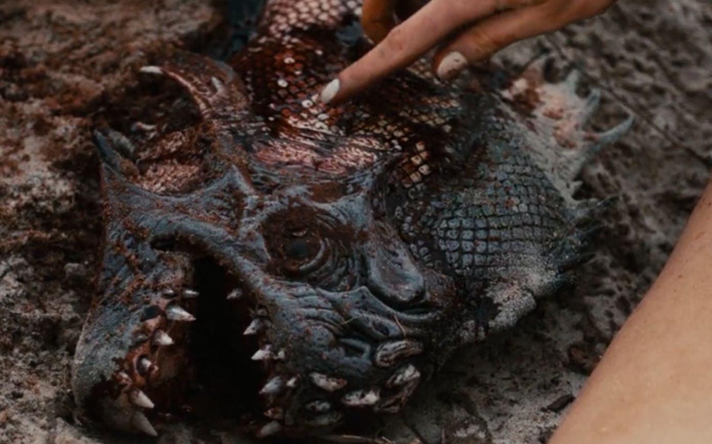 【少年】4分钟看完惊悚电影《食人鱼》,隐藏数万年的食人鱼重现天日