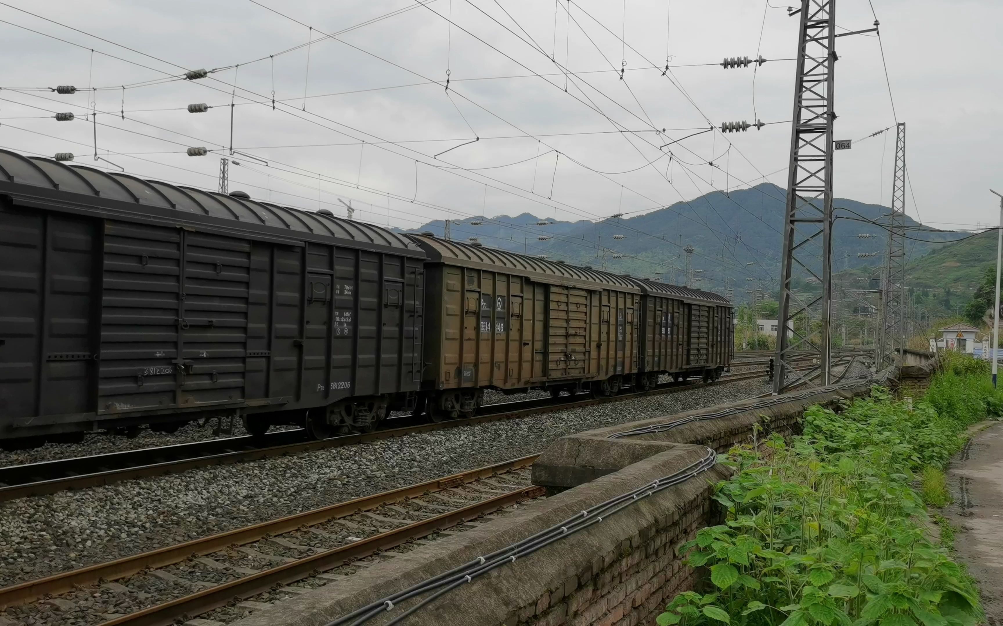 襄渝铁路 30529到达三汇镇站停车