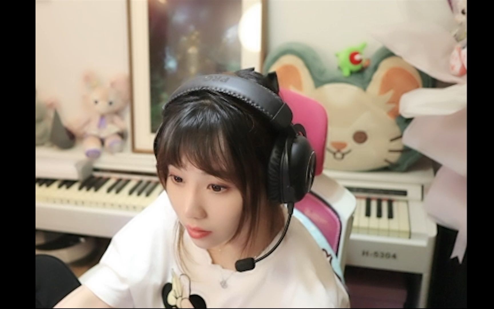 《赤小兔的直播日记》抱猫看水浒,狂舔熏一呆