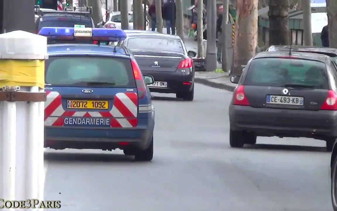 法国国家宪兵队警车在巴黎街头出警