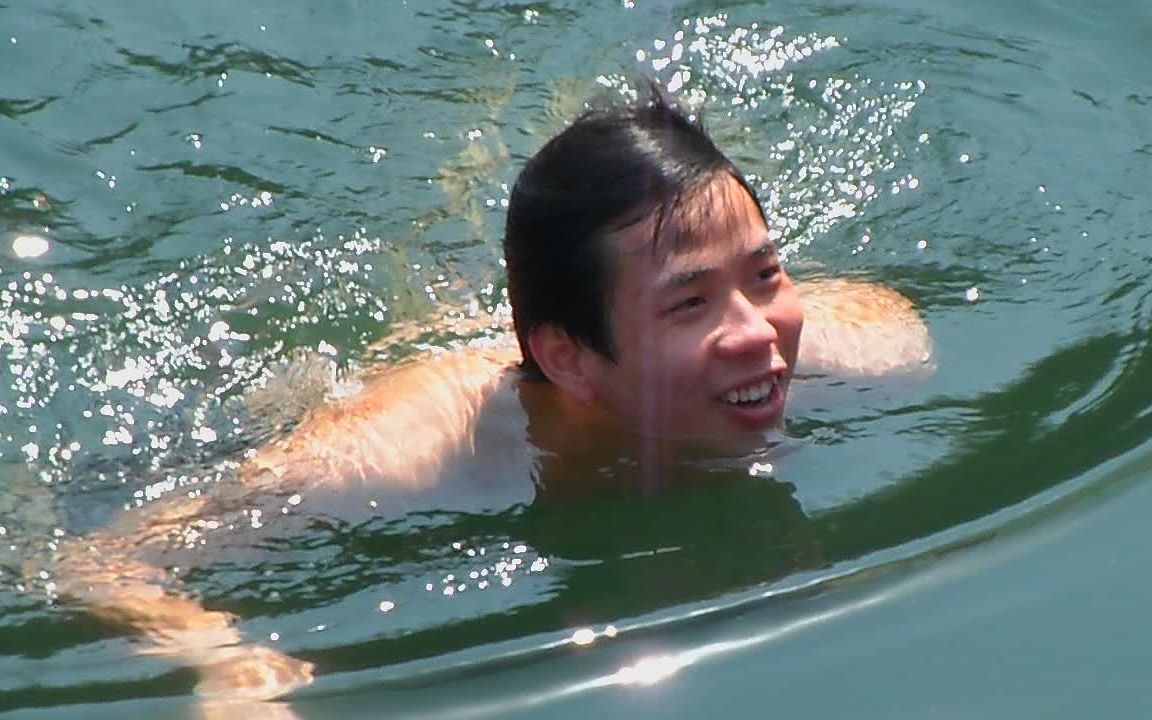 两个小伙伴在家乡野池塘游泳