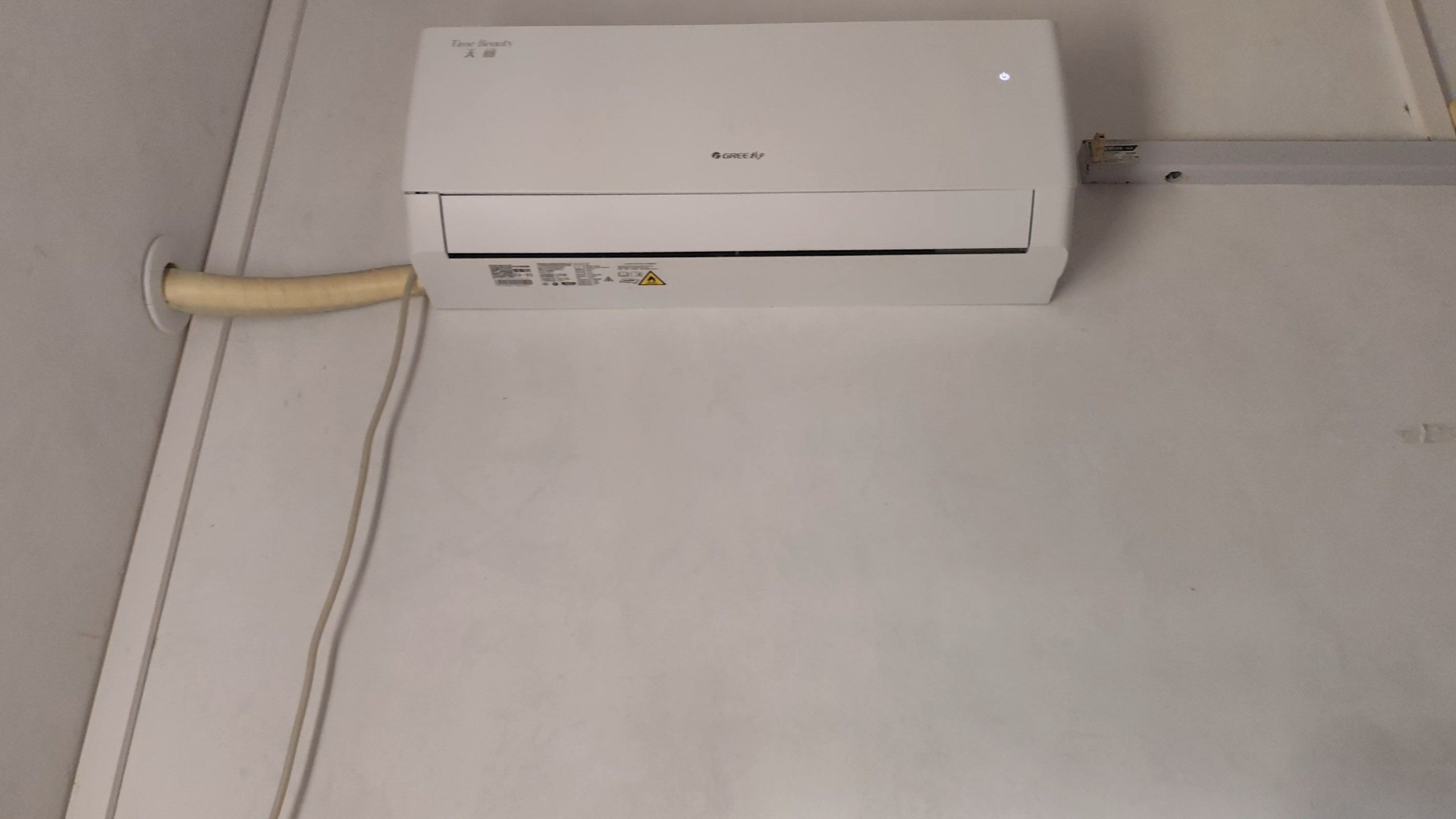 一台格力天丽变频空调制热运转,开启强劲运转之后,压缩机频率迅速上升