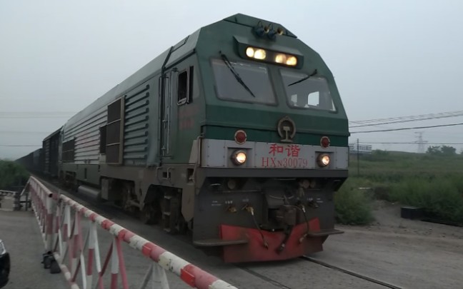 [沈局锦段hxn3 0079] 魏塔线下行货车44127次通过227km道口_哔哩哔哩