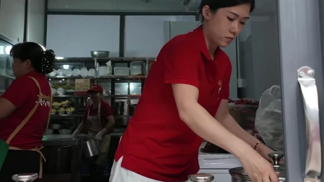 第一现场记者探访“莫氏鸡煲”，下午两三点，食客仍然不少。老莫介绍，国庆假期没有停业，每天卖300多只鸡