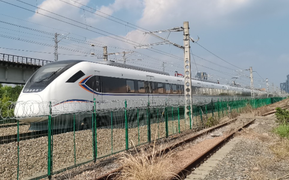 【中國鐵路】crh6f0475擔當c3619次通過沁春路中春路機位