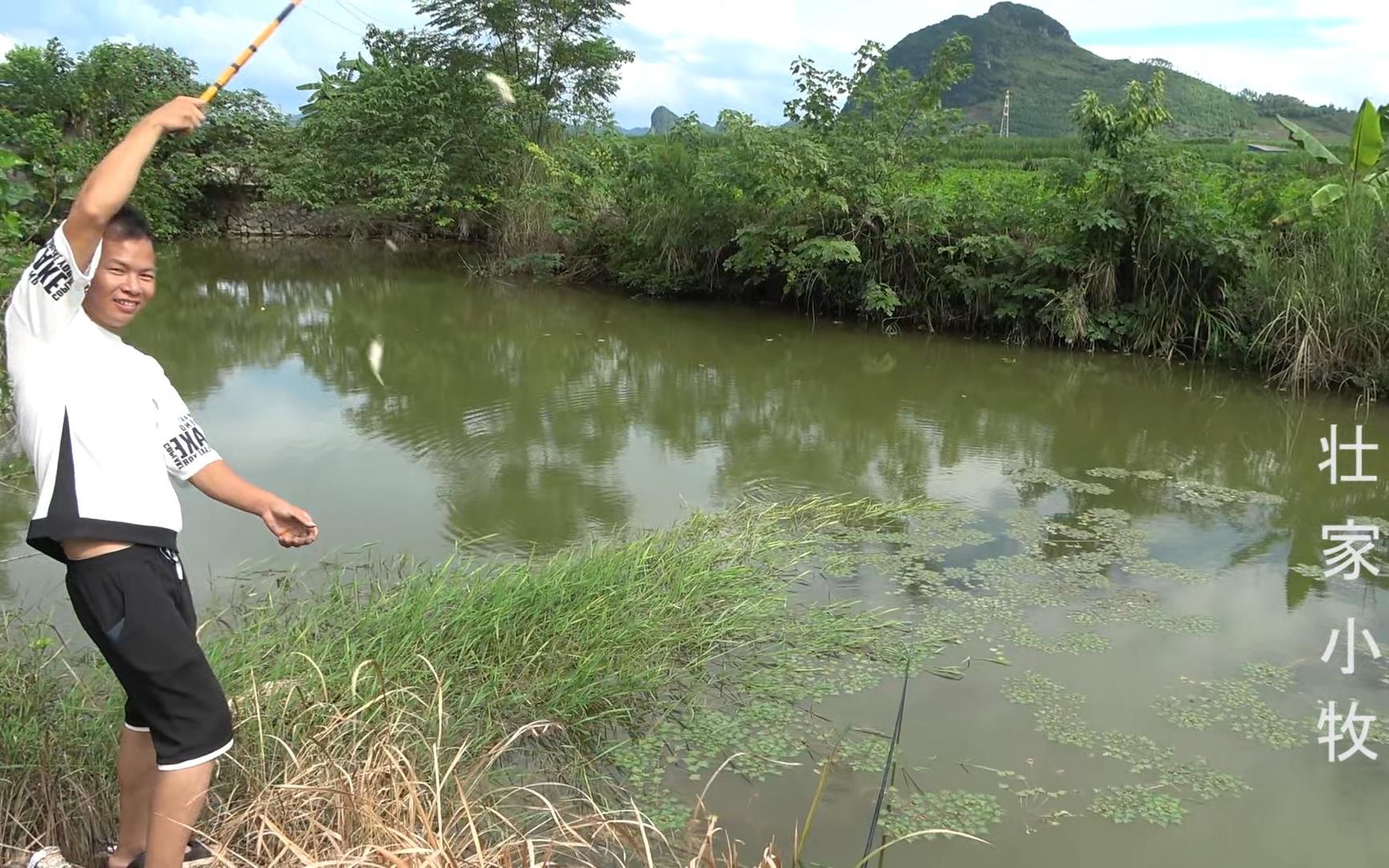小牧到废弃池塘钓鱼,一下杆就黑漂一条蚯蚓钓几条鱼,真过瘾_哔哩哔哩