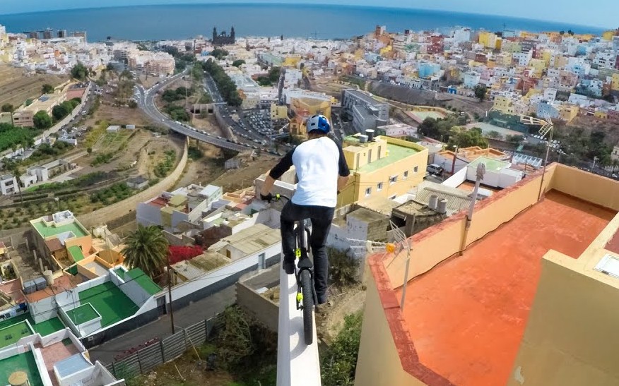 【极限运动】骑着车穿梭在城市上空,炫酷刺激不输跑酷