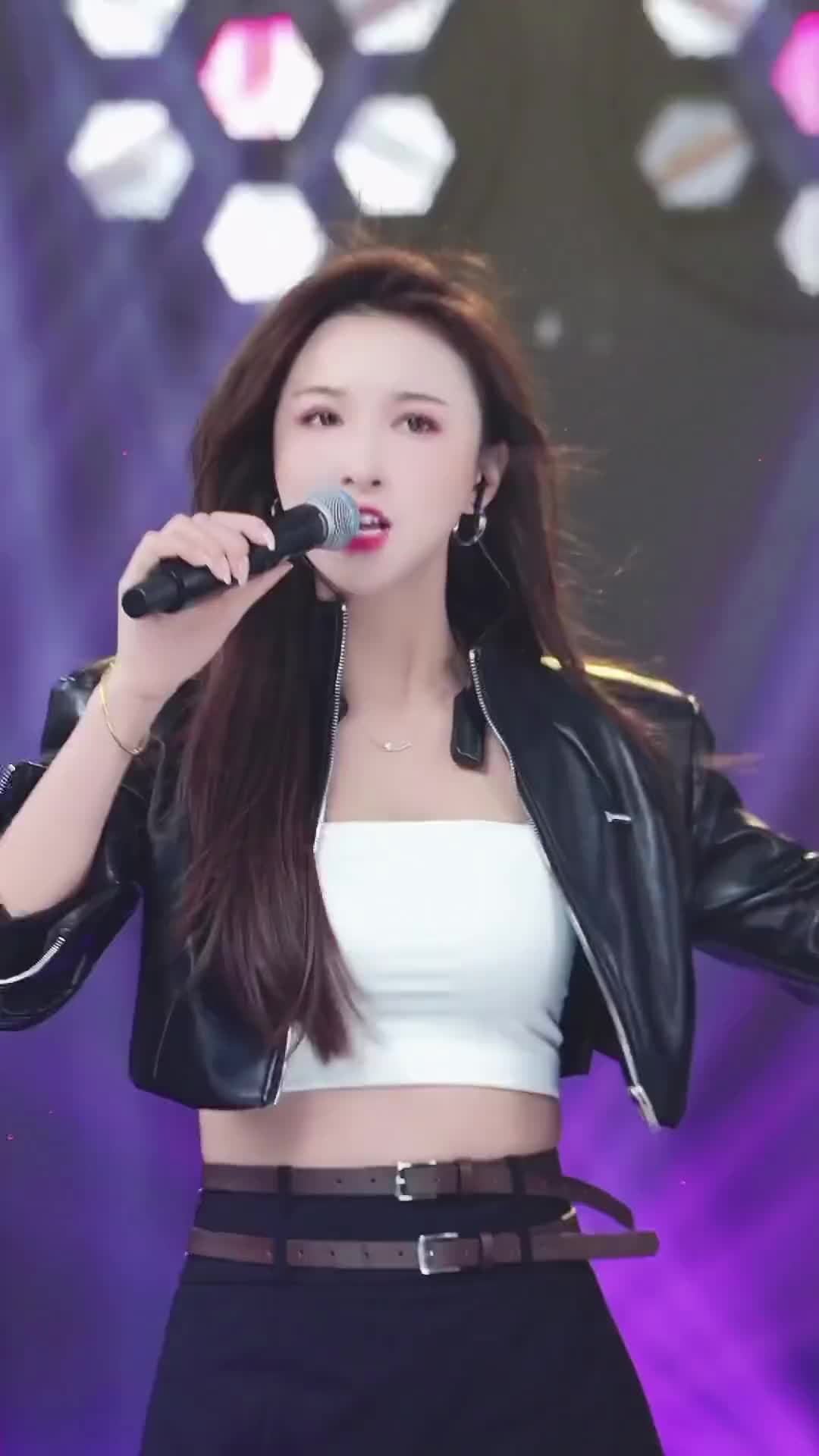 才艺主播眼中有泪心中有你别难过我陪你熬完这段糟糕的日子