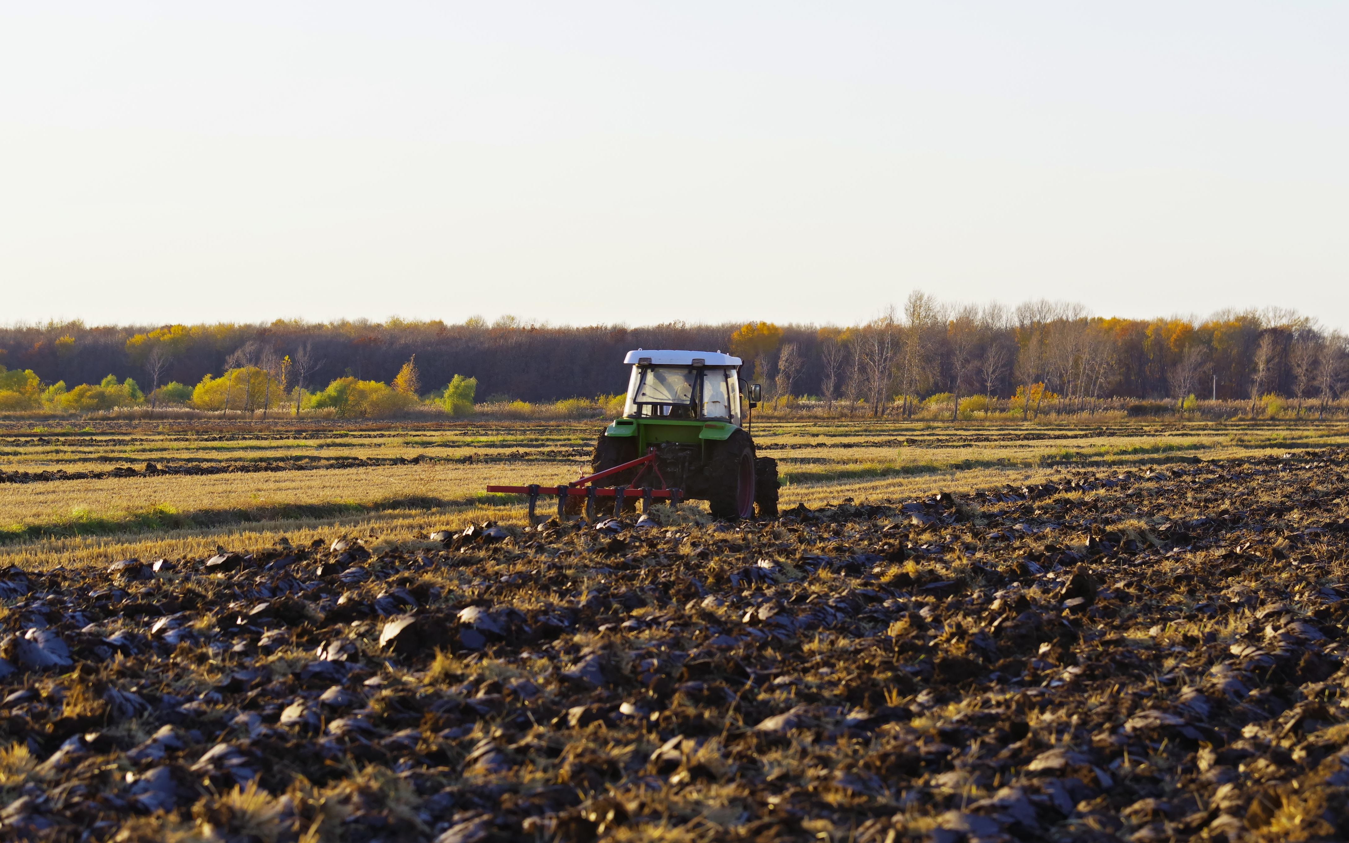 意大利:独特的翻地技术,一辆拖拉机带动10把铲子_哔哩哔哩_bilibili