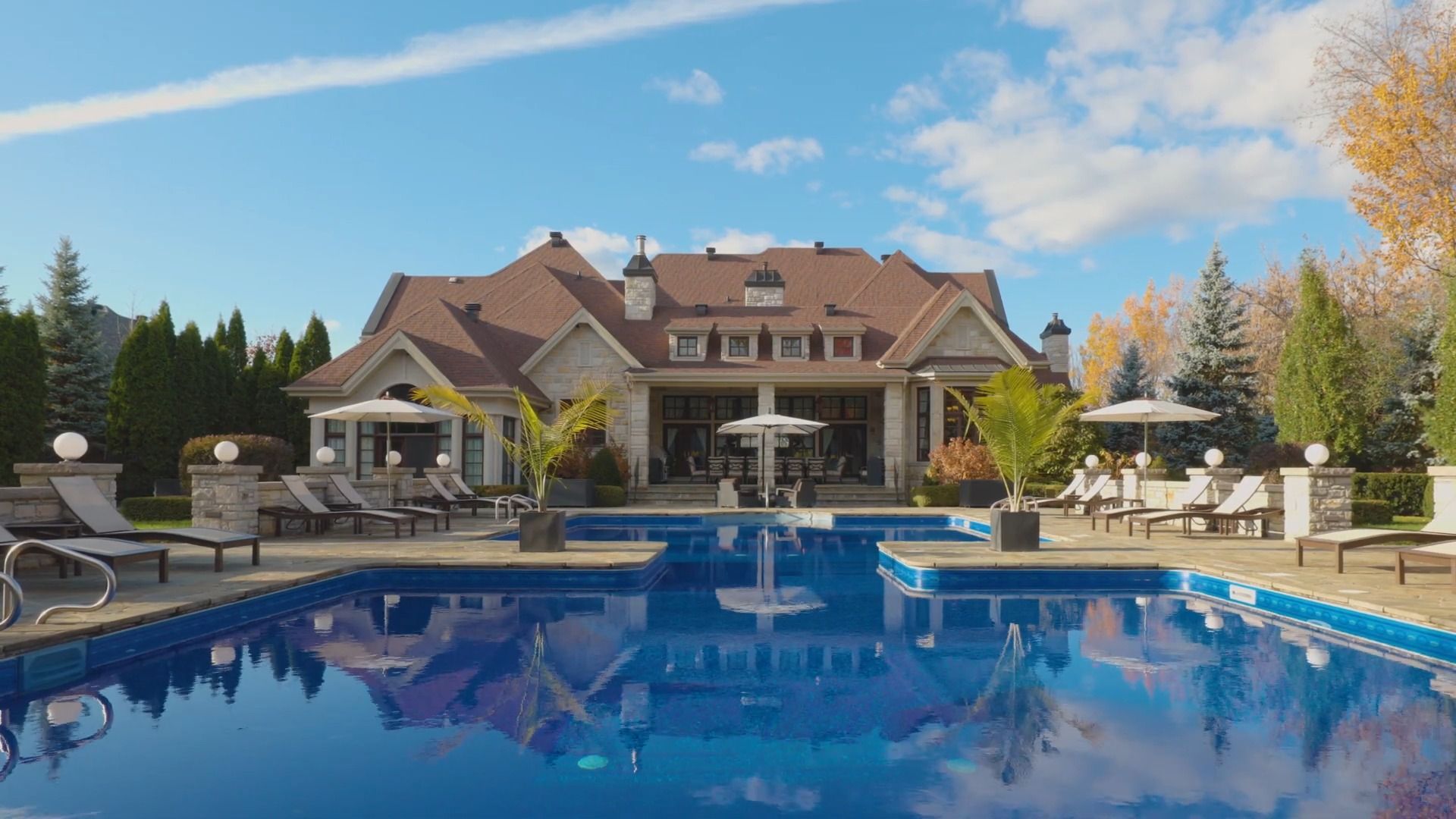 【豪宅欣赏】加拿大魁北克拥有私家影院和泳池的典雅精致住宅