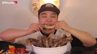 Video herunterladen: 【吃大肋骨】Big rib eating sound