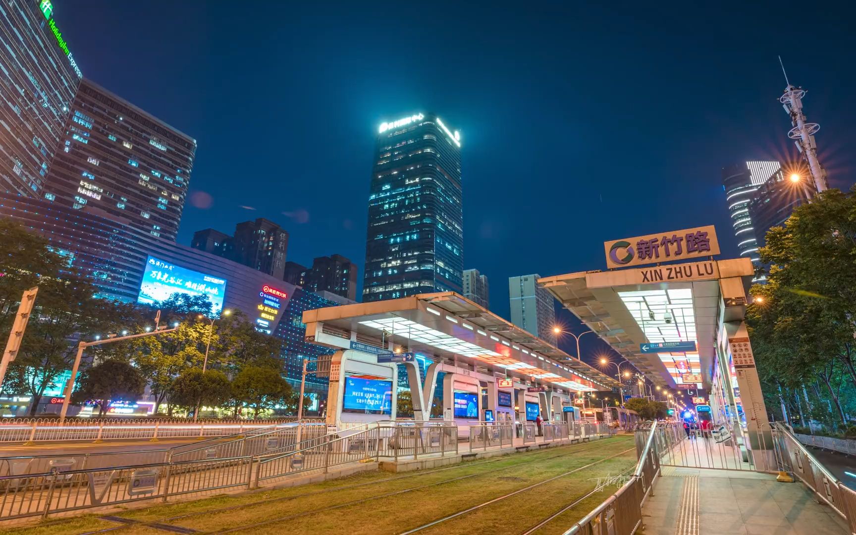 武汉关山大道有轨电车新竹路站,有轨电车的设计缓解关山大道的交通