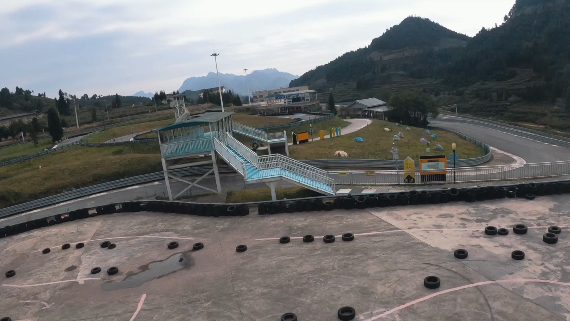 大疆djifpv穿越机赛道追车