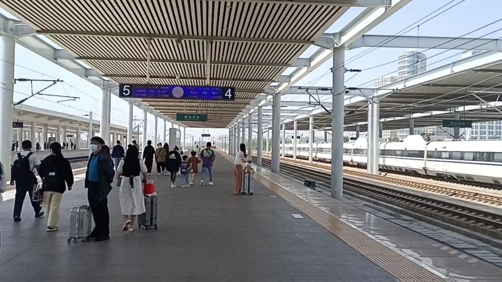 济南西开往重庆西g1883进新乡东站京广场四号站台