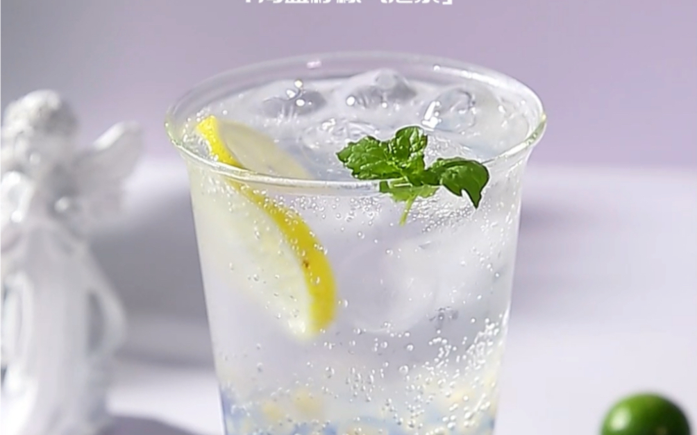 海盐柠檬气泡水,夏日网红海洋饮品!晶莹剔透的蓝蓝冻让人顿感清凉.