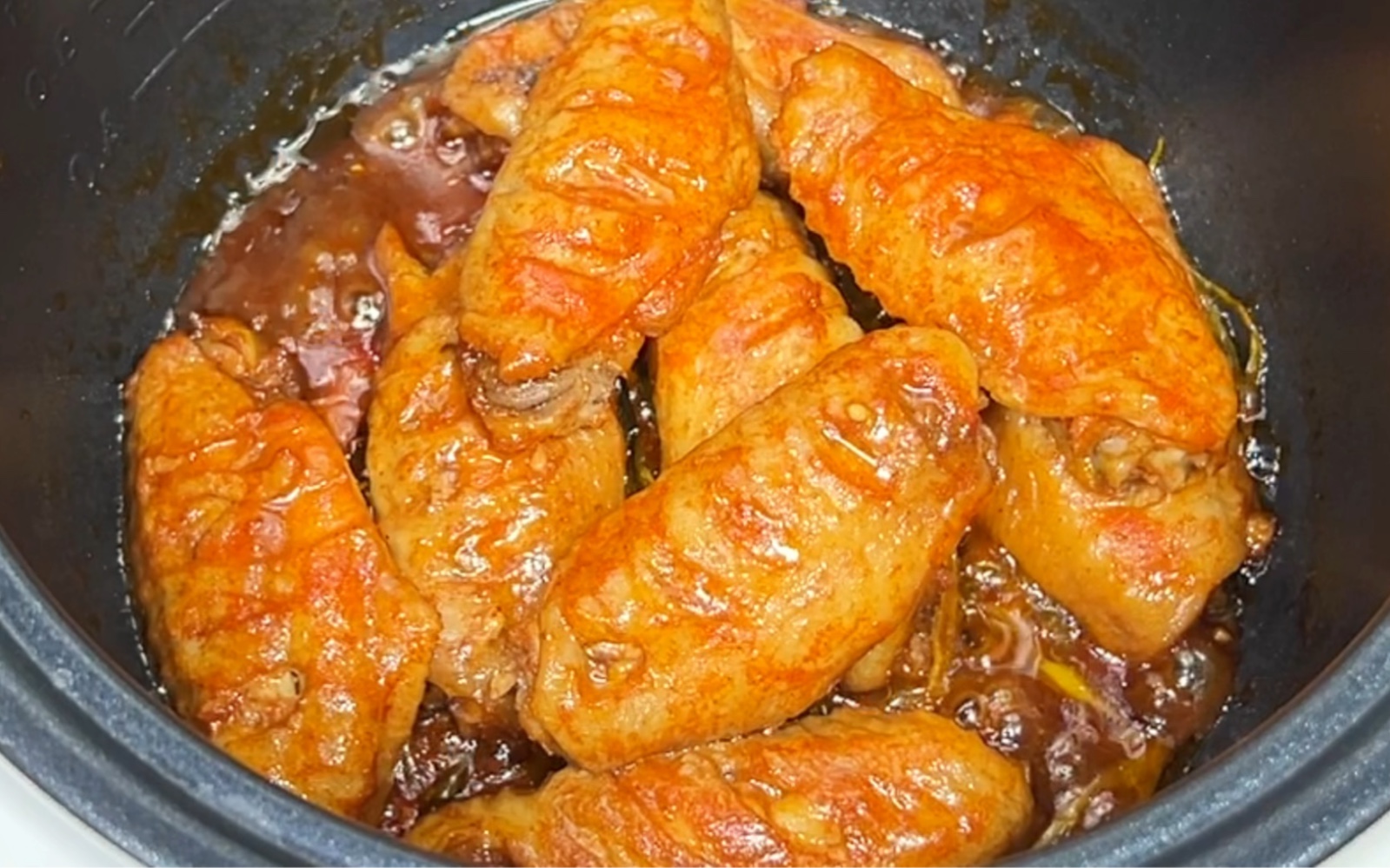 电饭煲奥尔良鸡翅来啦,鲜香味美太好吃了,做法超简单