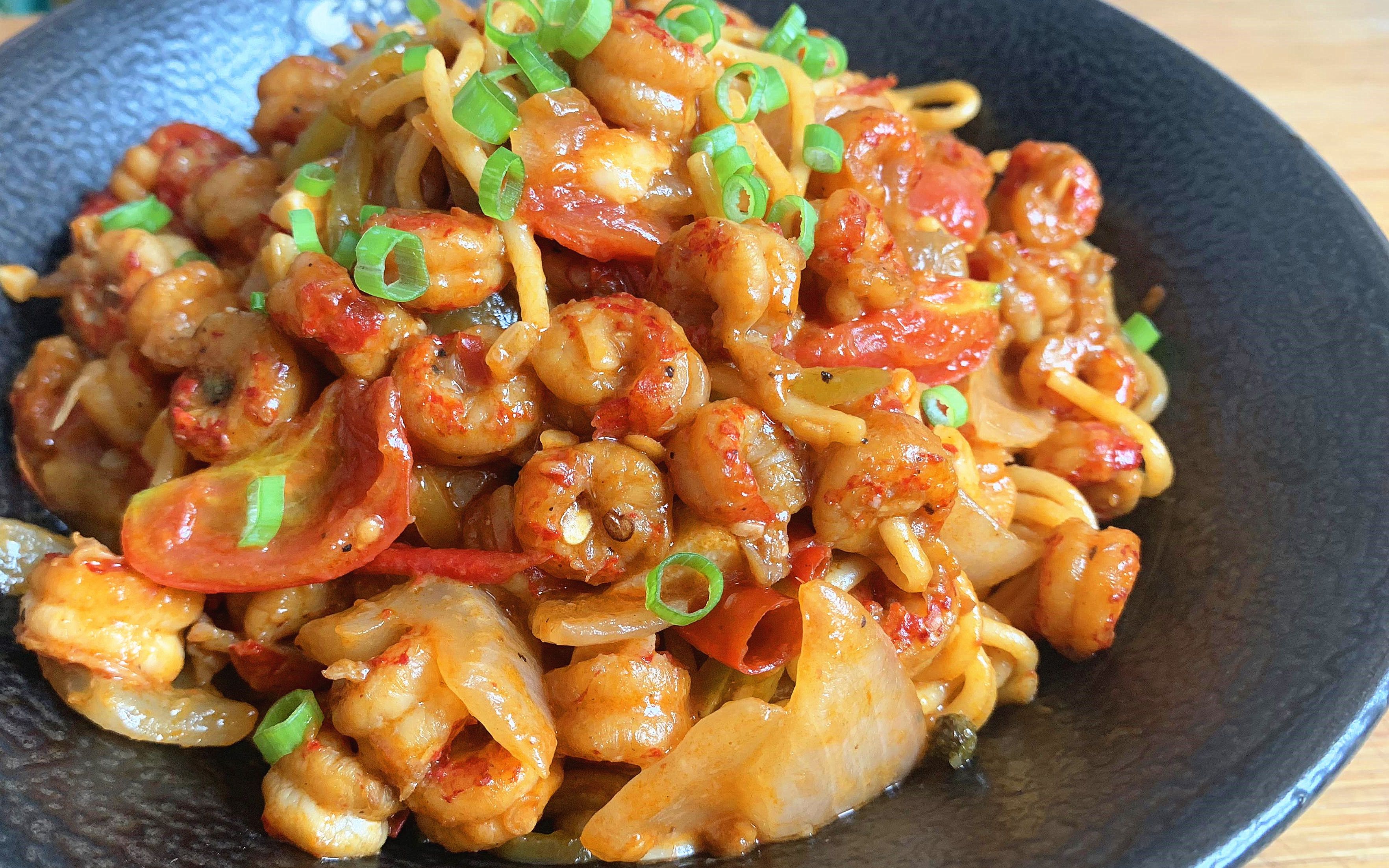 用1000g虾尾,自制麻辣小龙虾意面,燃爆舌尖,每口都是幸福_哔哩哔哩