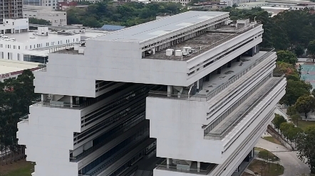 这座汕头大学新医学院由港商李嘉诚先生出资赞助,却被很多网友调侃的它设计外观很奇特 #汕头大学 #奇特建筑 #现场实拍哔哩哔哩bilibili