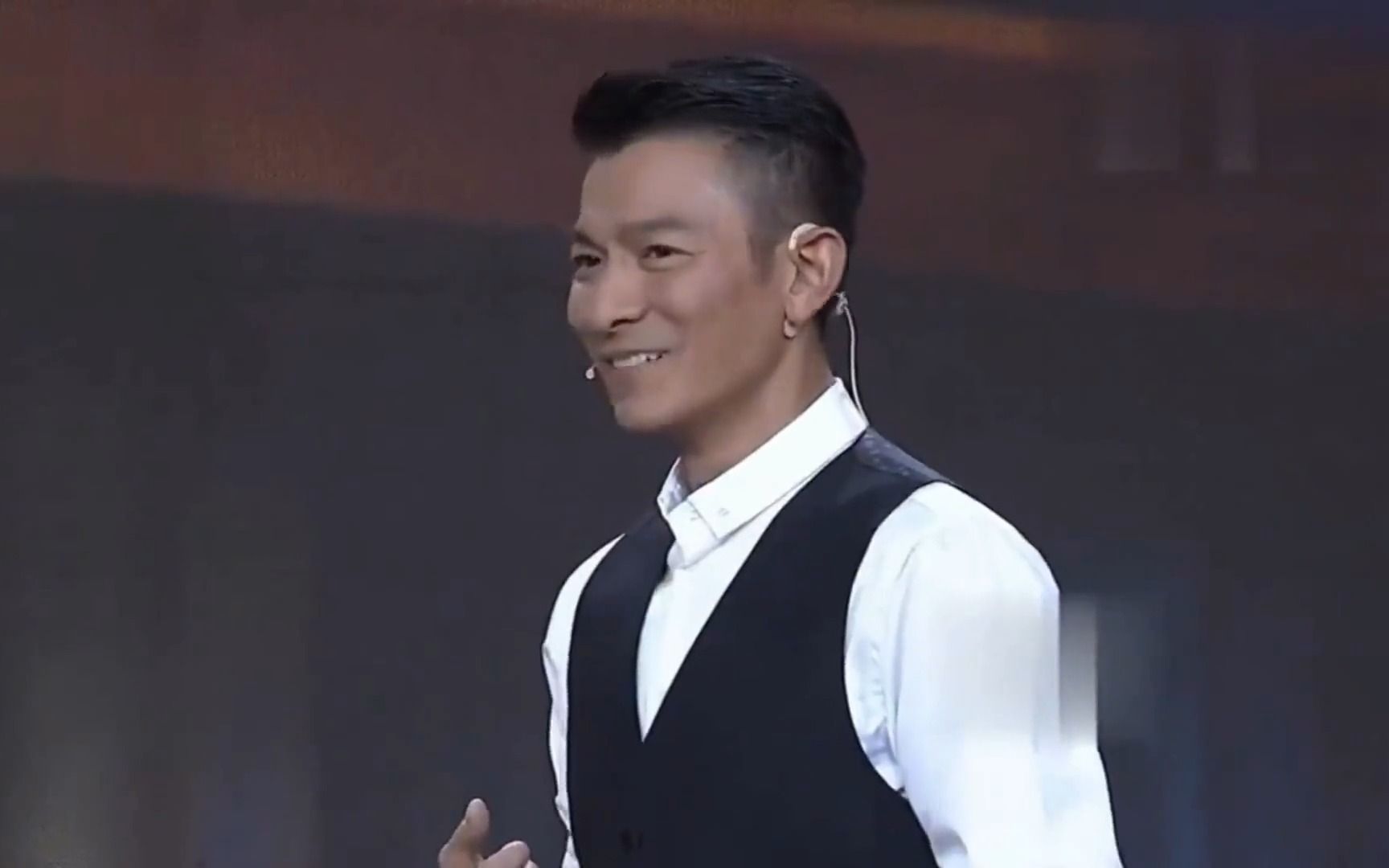 没人能治刘德华的嘴:三言两语逗得林志玲直跺脚!笑翻台下众大咖