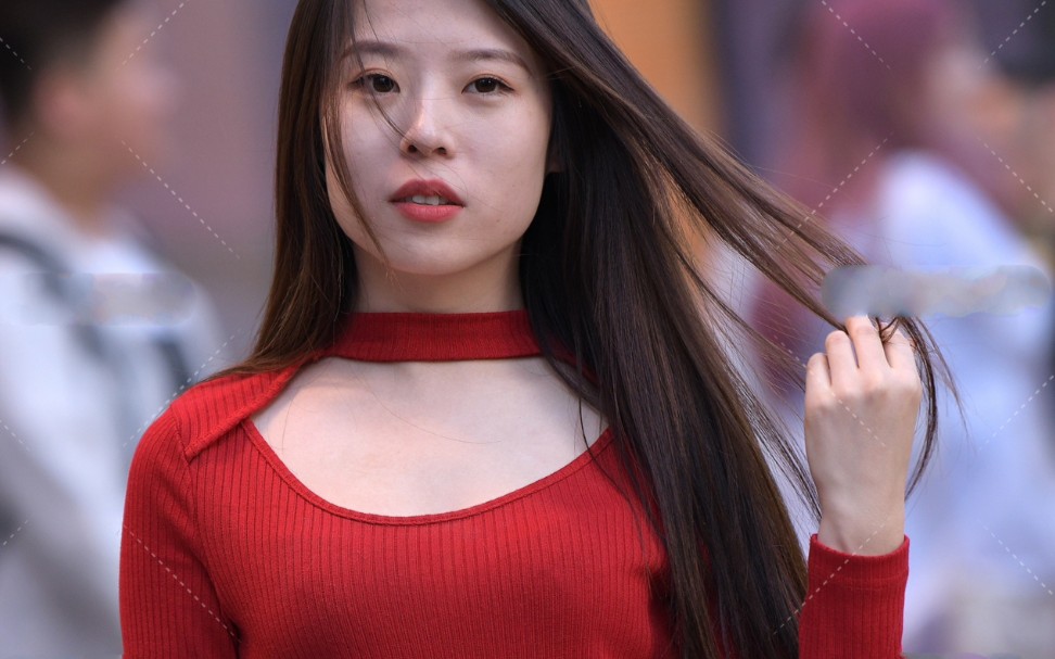 小鸟依人的红衣女孩