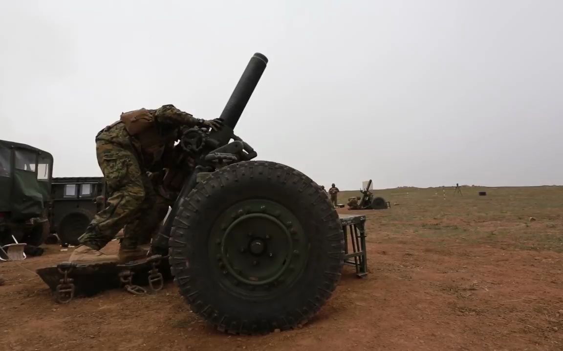 实拍美军海军陆战队发射120mm高威力迫击炮 美国陆军射击120毫 - yout