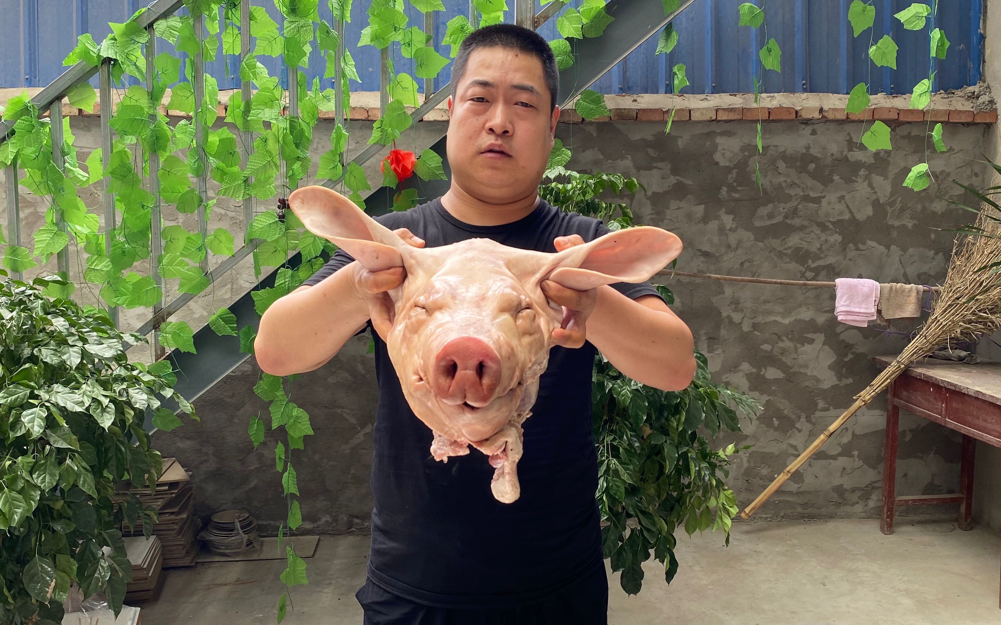 168买了10斤重大猪头,做一整只"卤水猪头",卤好那一刻香气四溢