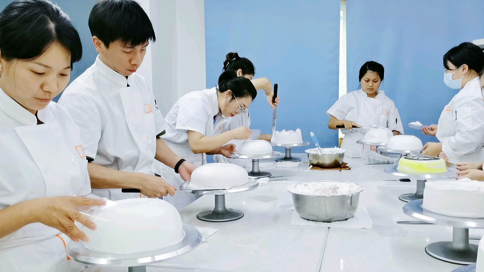 重庆生日蛋糕培训,蛋糕裱花师培训