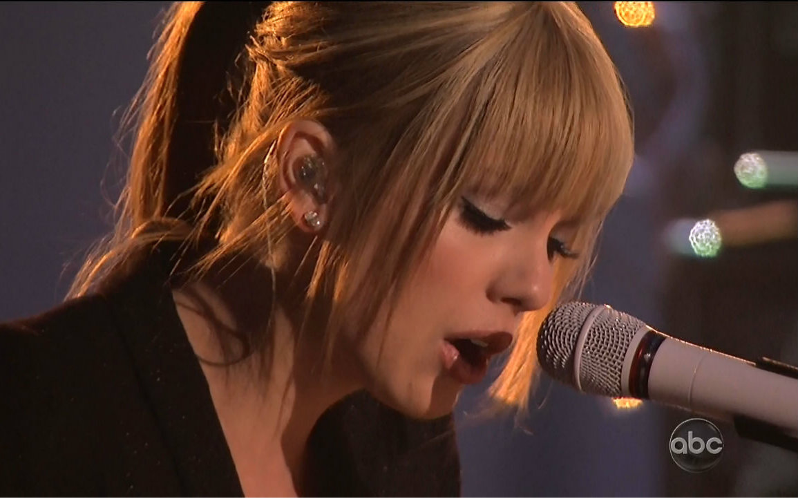 [图]♥Taylor Swift♥ Back to December(2010AMA)现场版