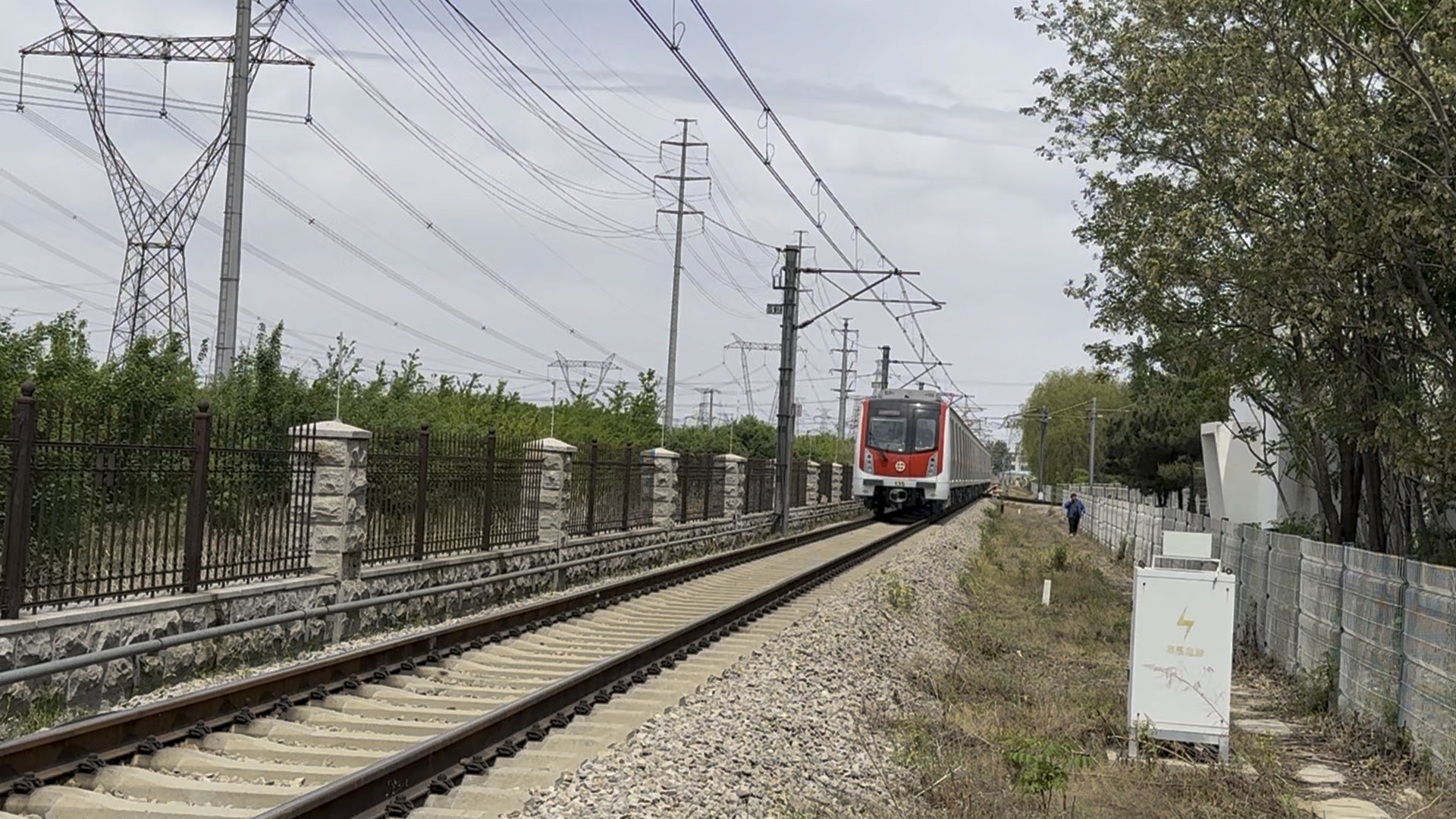 沈阳地铁1东列车在试车线运行