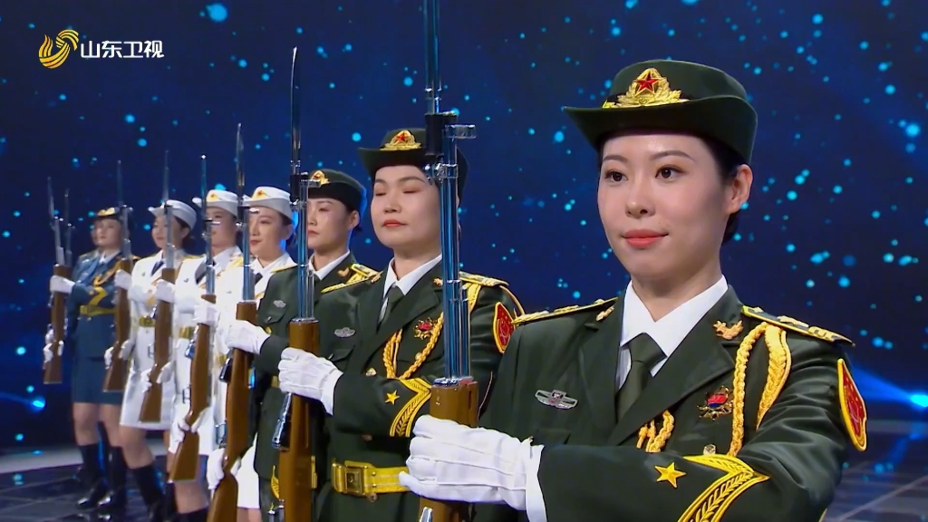 退伍女军人枪操表演,这就是中国式帅气