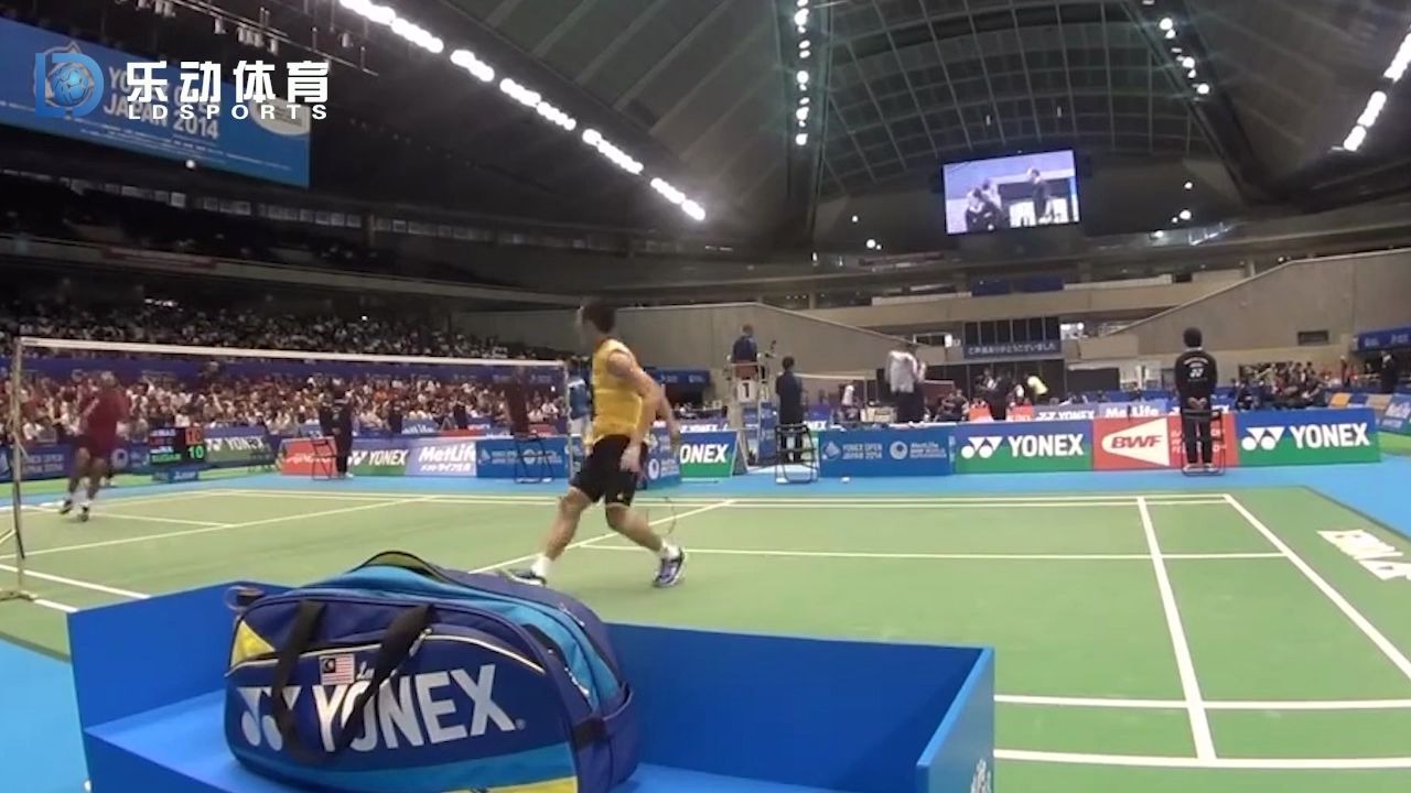 乐动体育李宗伟的爆发力特别的高他的变换速度的能力还有对角切球的