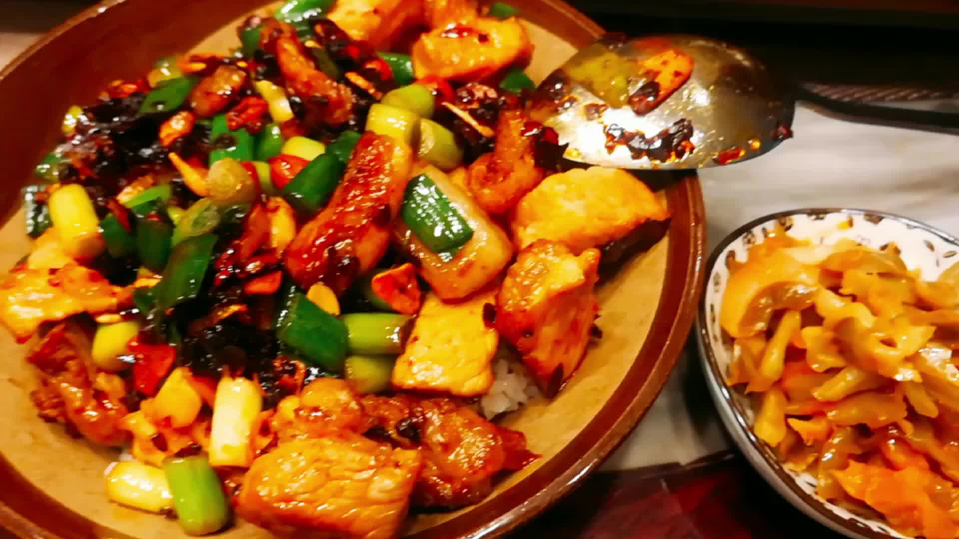 怎么用老干妈炒出简单美味的宫爆板筋盖饭