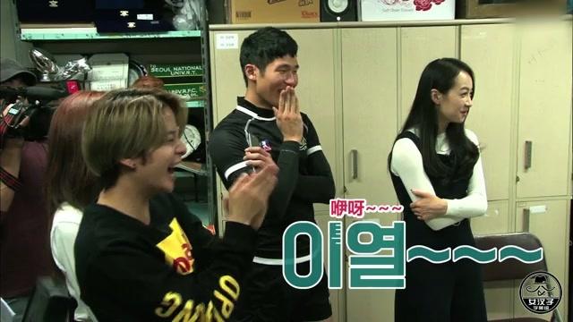 郑秀晶与男粉合照姿势完全招仇恨啊amber宋茜lunafx隐藏摄像机