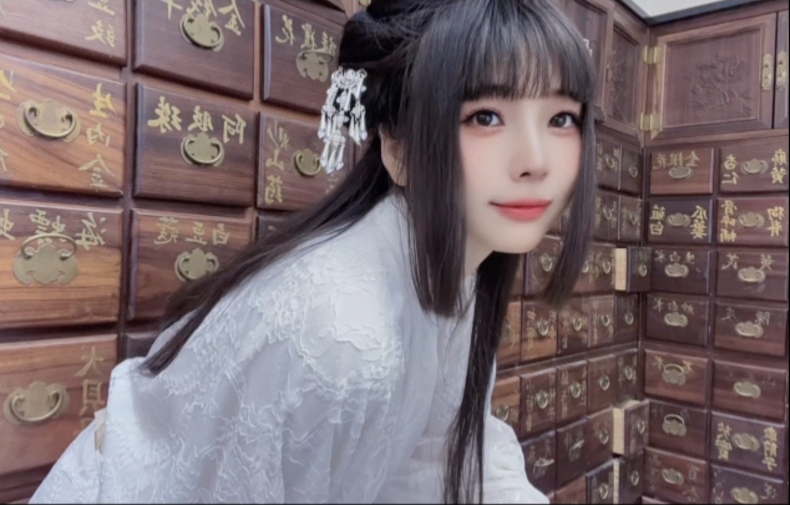 大郎喝药啦～亲手给你抓的！你好，我叫白莲莲，欢迎来王氏正心堂抓药呀。