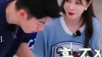 他刚出场，她看见他就像一个小迷妹！