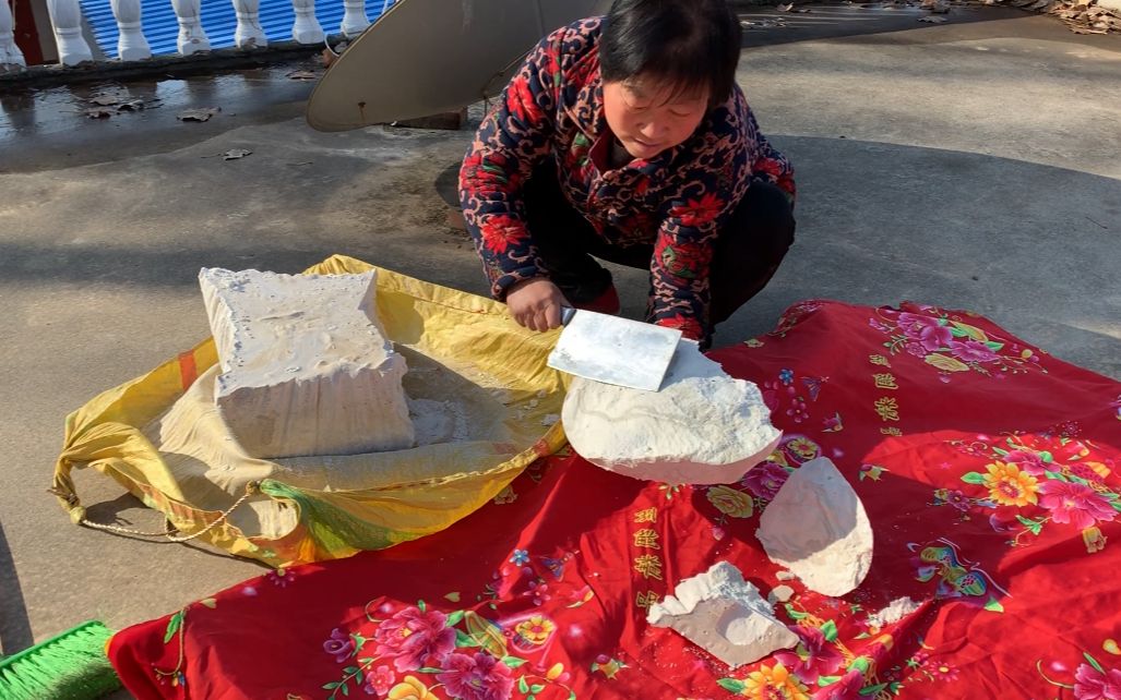 农村真实晒红薯粉场景,几十斤重大卸八块,洁白如玉,勤劳农村人