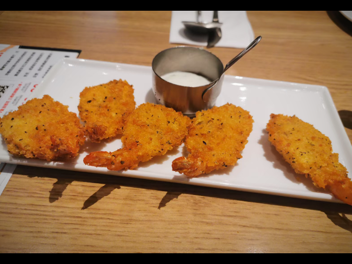 晚上和朋友去必胜客享受美好时光,披萨凤尾虾每次都是必点的,很喜欢