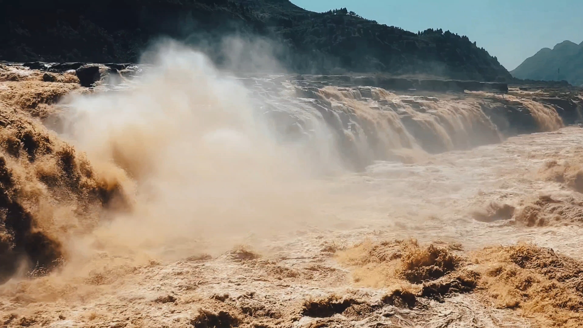 壶口瀑布航拍,汹涌澎湃,气势磅礴,正如中华民族不屈不挠,勇往直前的