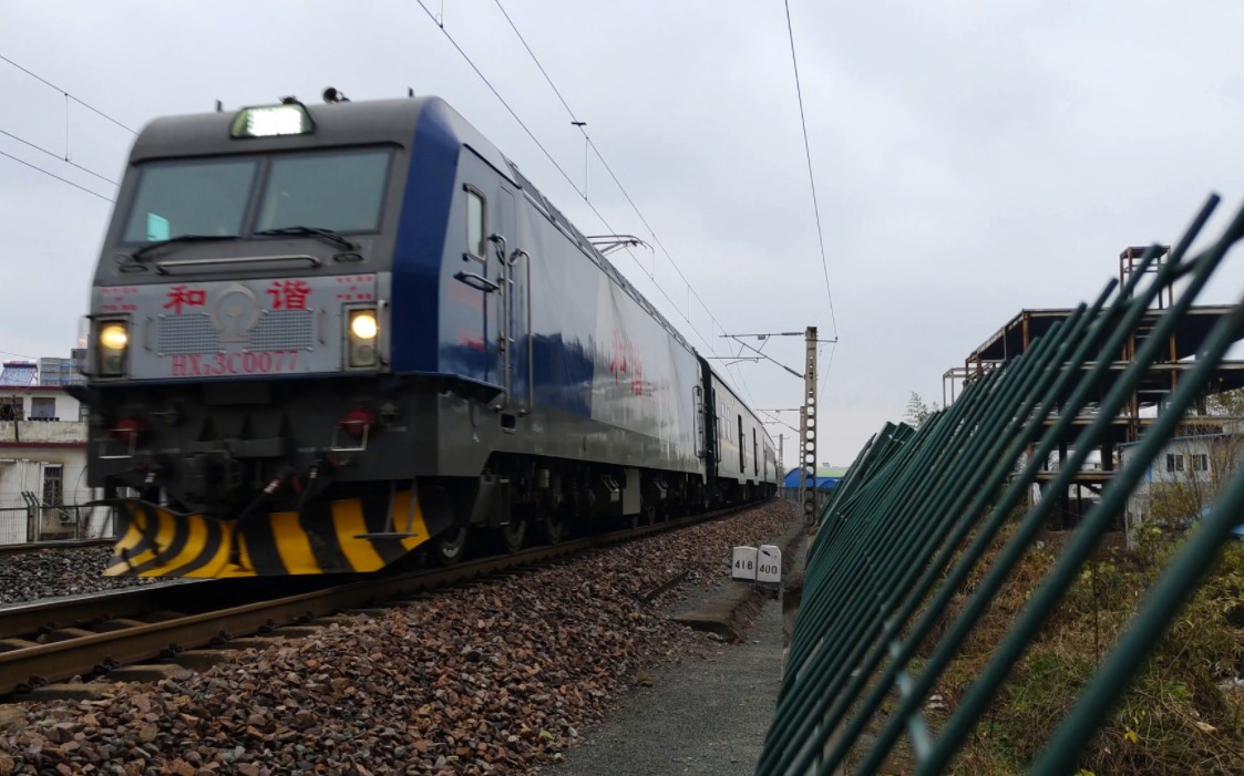 【中国铁路】青岛方向开来的k205次列车进入邓州站