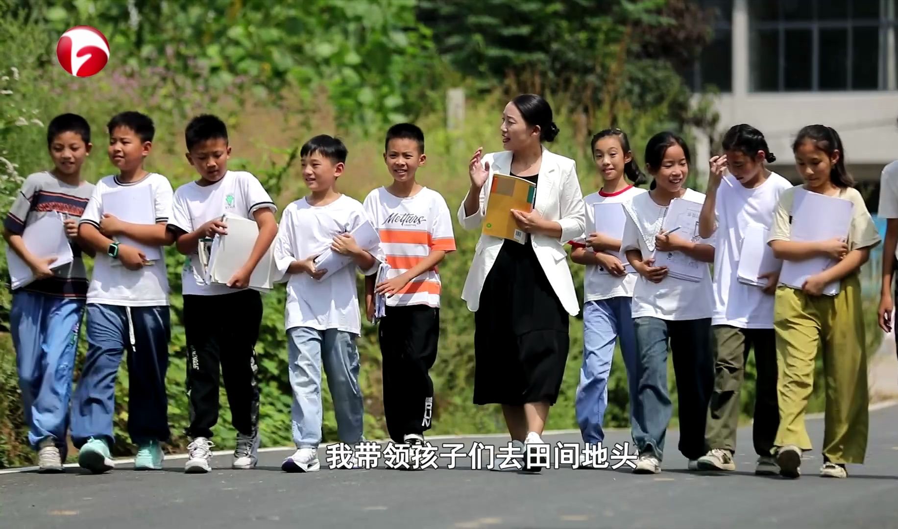 以诗入教,在学生的心田注入飞翔的姿态!“最美”教师董艳,与农村孩子共谱诗意之歌!哔哩哔哩bilibili