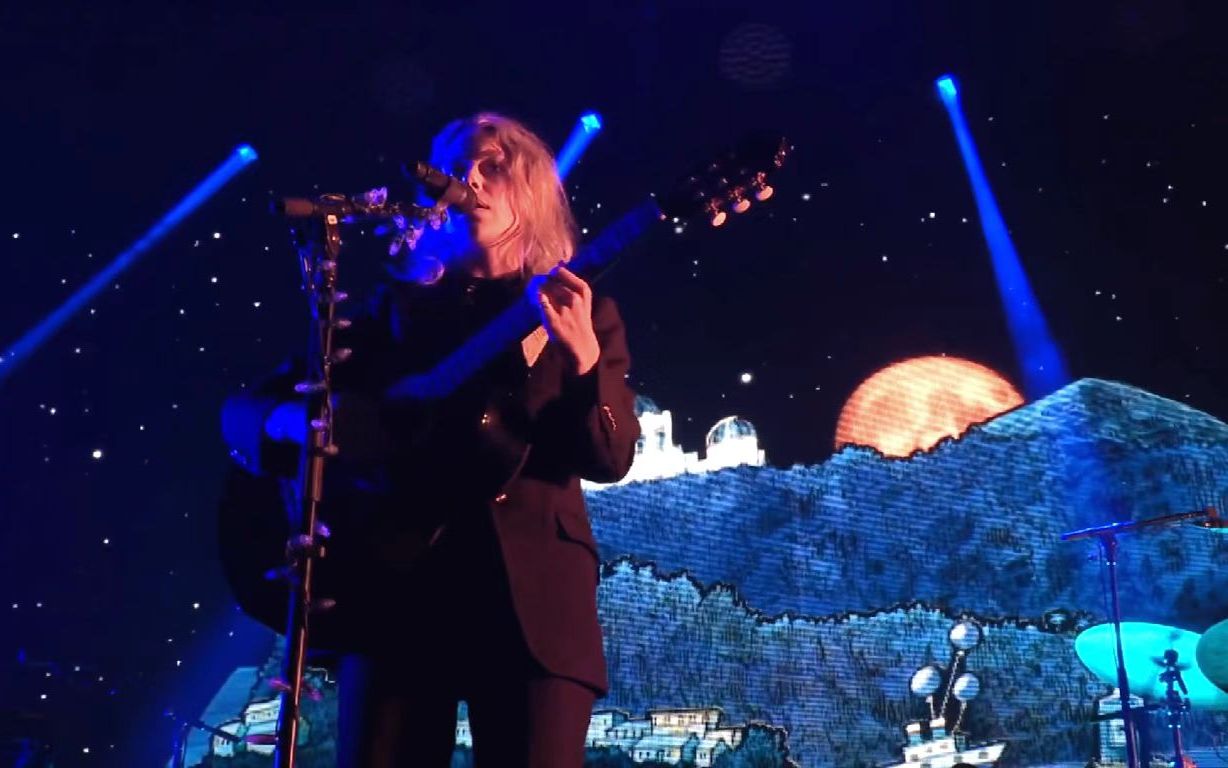 【中英字幕】Phoebe Bridgers  Moon Song (2022 Glastonbury) 绝美月之歌哔哩哔哩bilibili